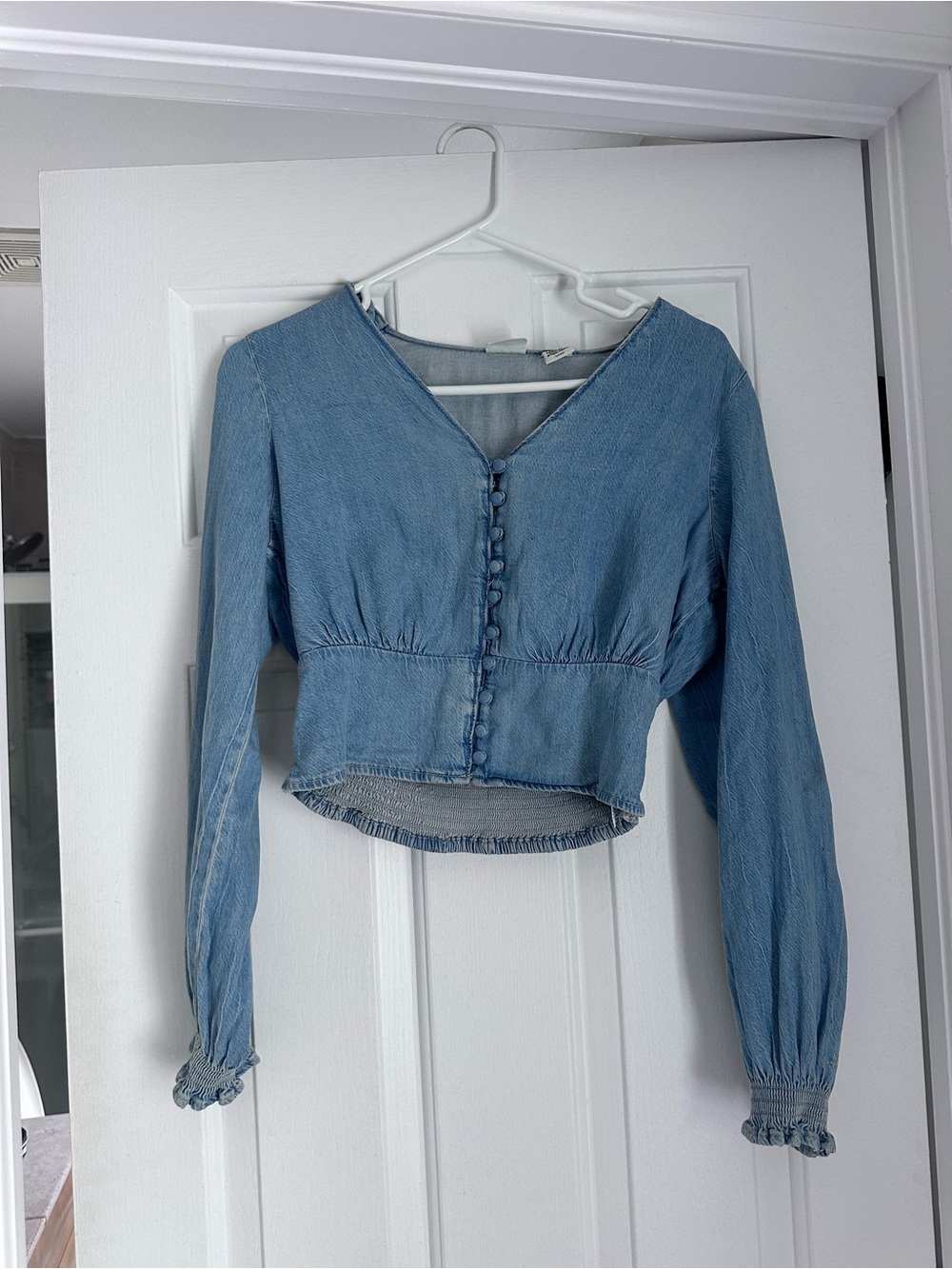 Levi's Light Denim Button-Front Crop Blouse